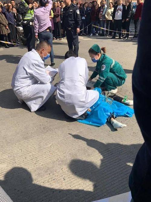 重庆8名小学生落水身亡，学校应该承担什么责任开车撞死人姐姐担责任吗2名男子邀请邻桌姑娘喝酒，不料一小时后姑娘倒地身亡，谁担责